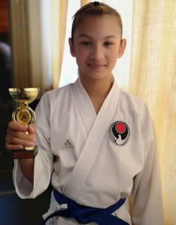 Milly med brons i kata och kumite flickor 11 år