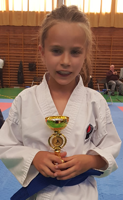 Wendela med bronset i kumite flickor 8 år