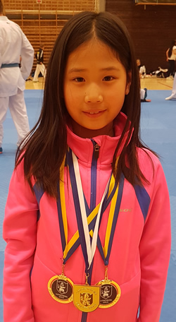 Liona Lieu med sitt guld i kumite flickor 9 år