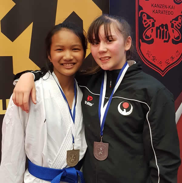 Mai och Thanya med brons respektive silver i kumite 13 år
