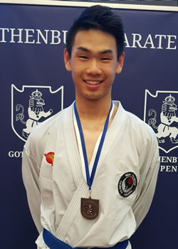 Kevin Lieu med sitt silver i kumite juniorer -76 kg