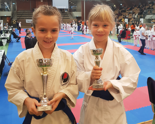 Wendela och Lilja med guldmedaljer i kata respektive kumite