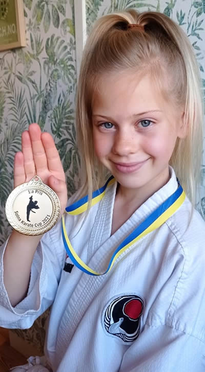 Lilja med sitt guld i kumite flickor 10 år