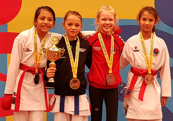 Milly (t.h.) med brons i kumite flickor 10 år.