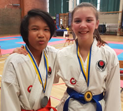 Mai och Thanya med silver respektive guld, flickor 12 år